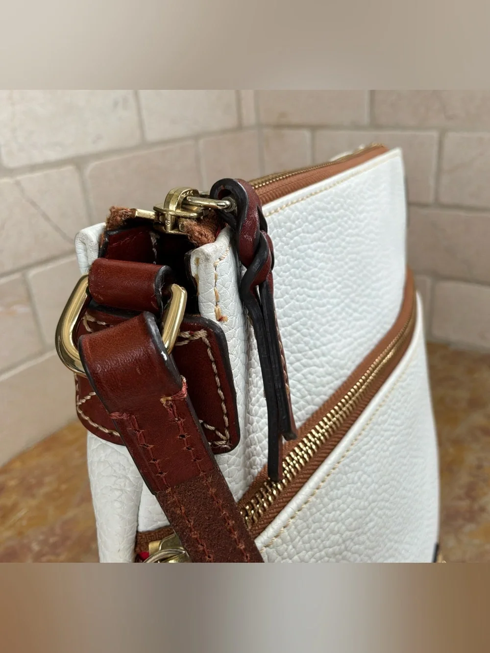 💥 Dooney & Bourke Pebble Grain Leather Zip Crossbody Bag – White & Tan J13913205